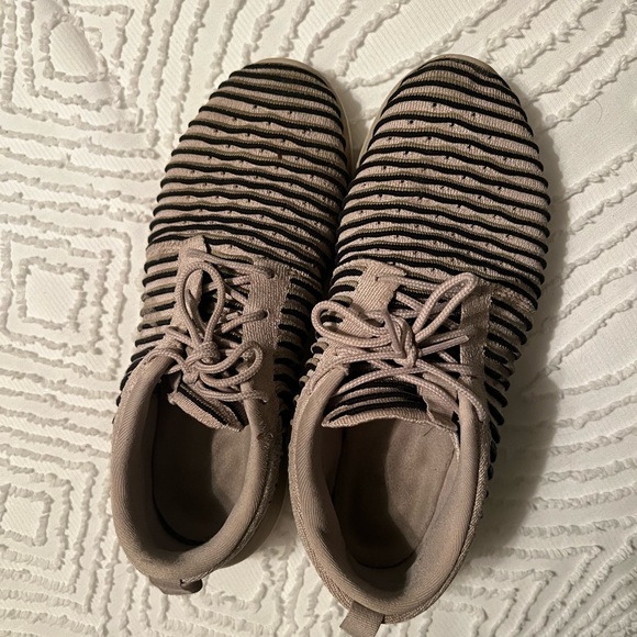 Nike ‘Roshe Two Flyknit' sneakers. Used - Picture 2 of 7